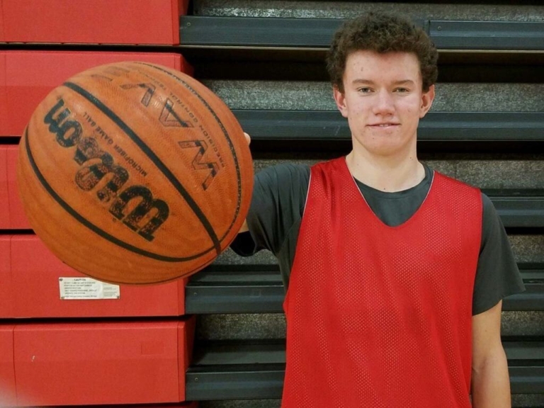 Ryan Smith heads surging Ravens’ basketball squad