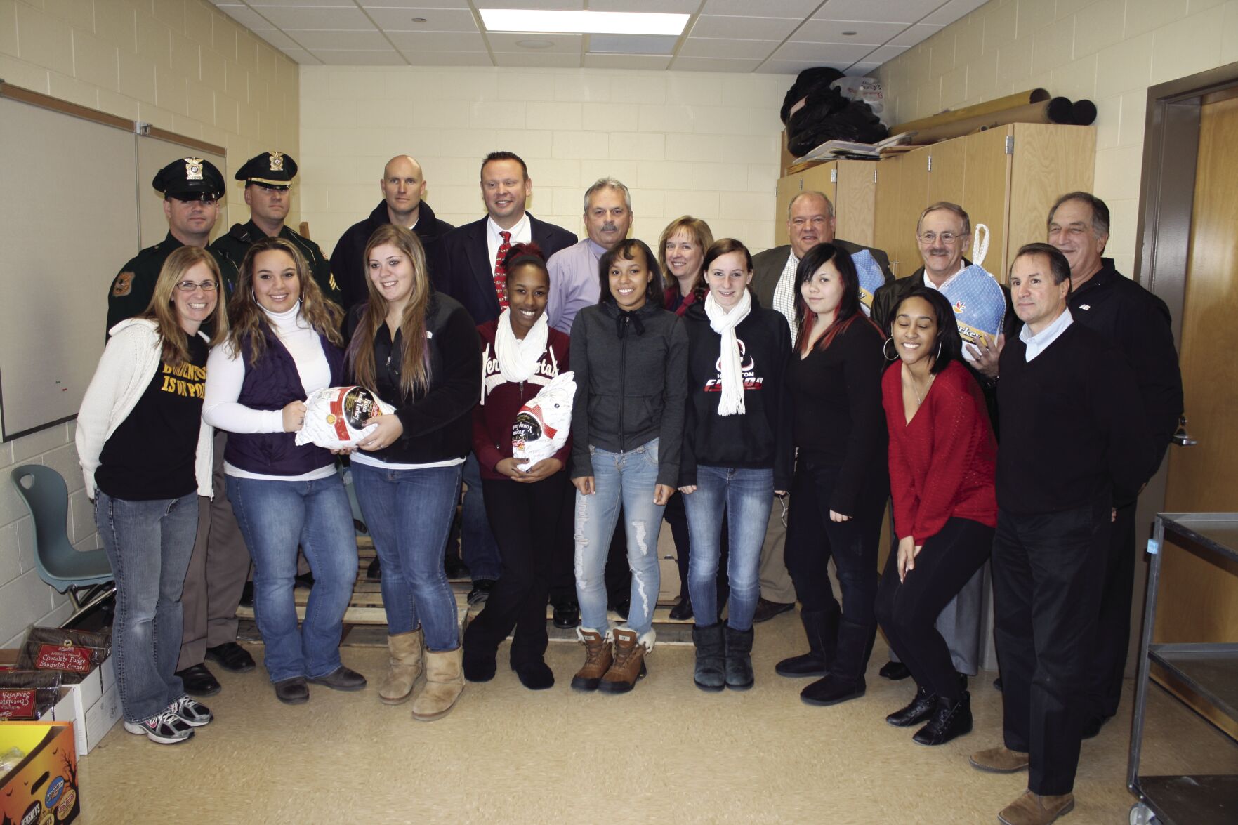 Students serve up Thanksgiving donations