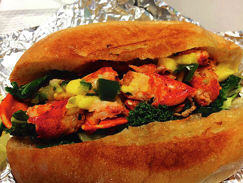 web1_lobsterroll-closeup.jpg