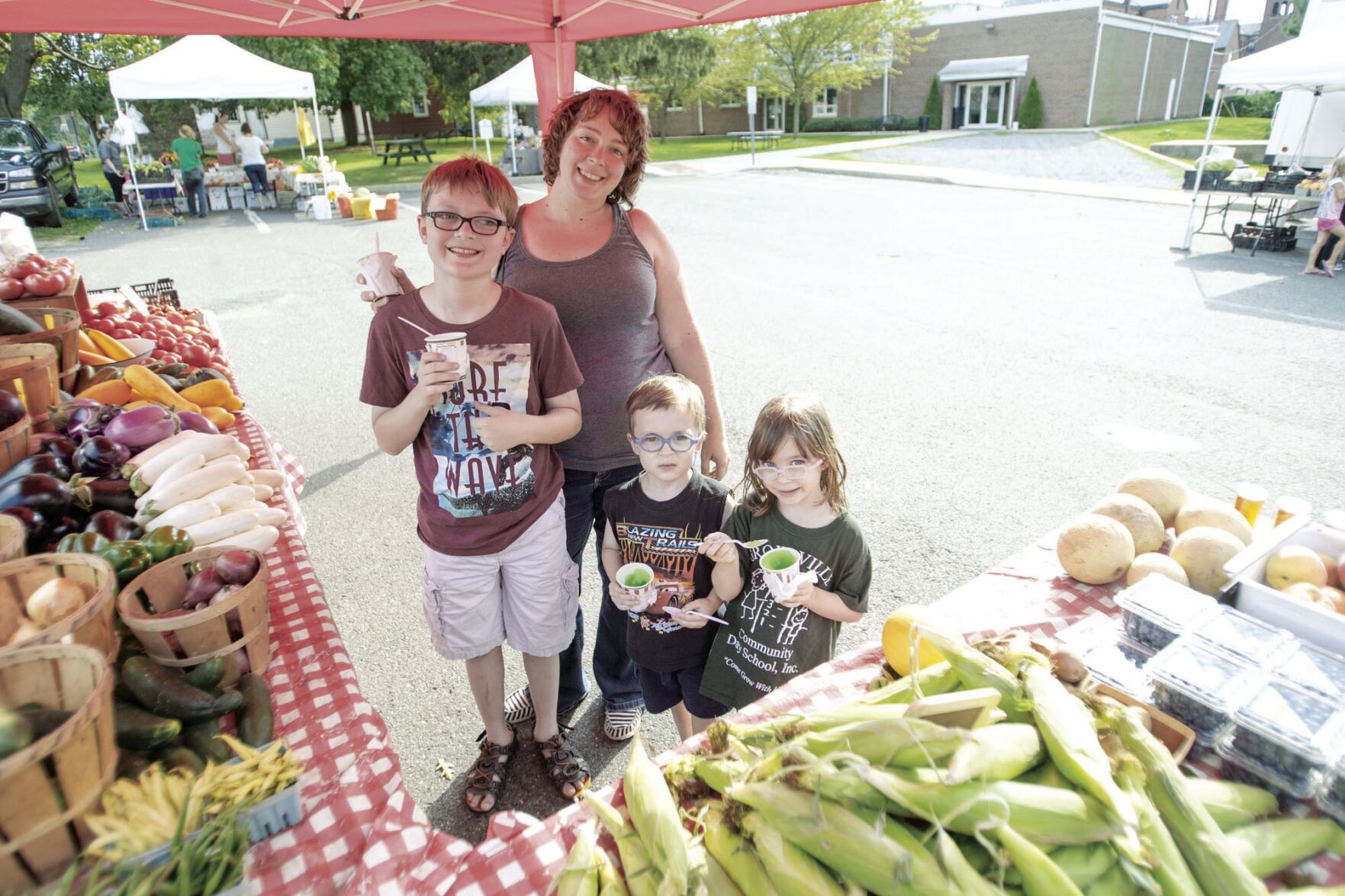 Flowers and fruits at the farmer’s market (PHOTOS)