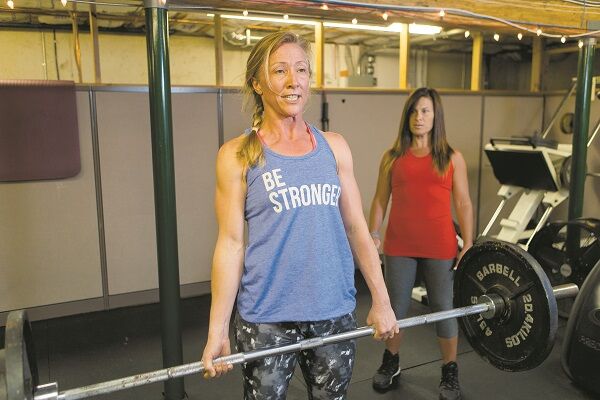 Powerlifting duo muscles competition