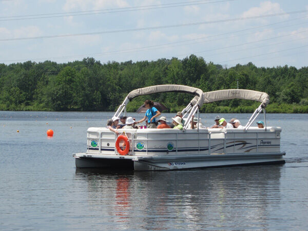 Pontoon boat