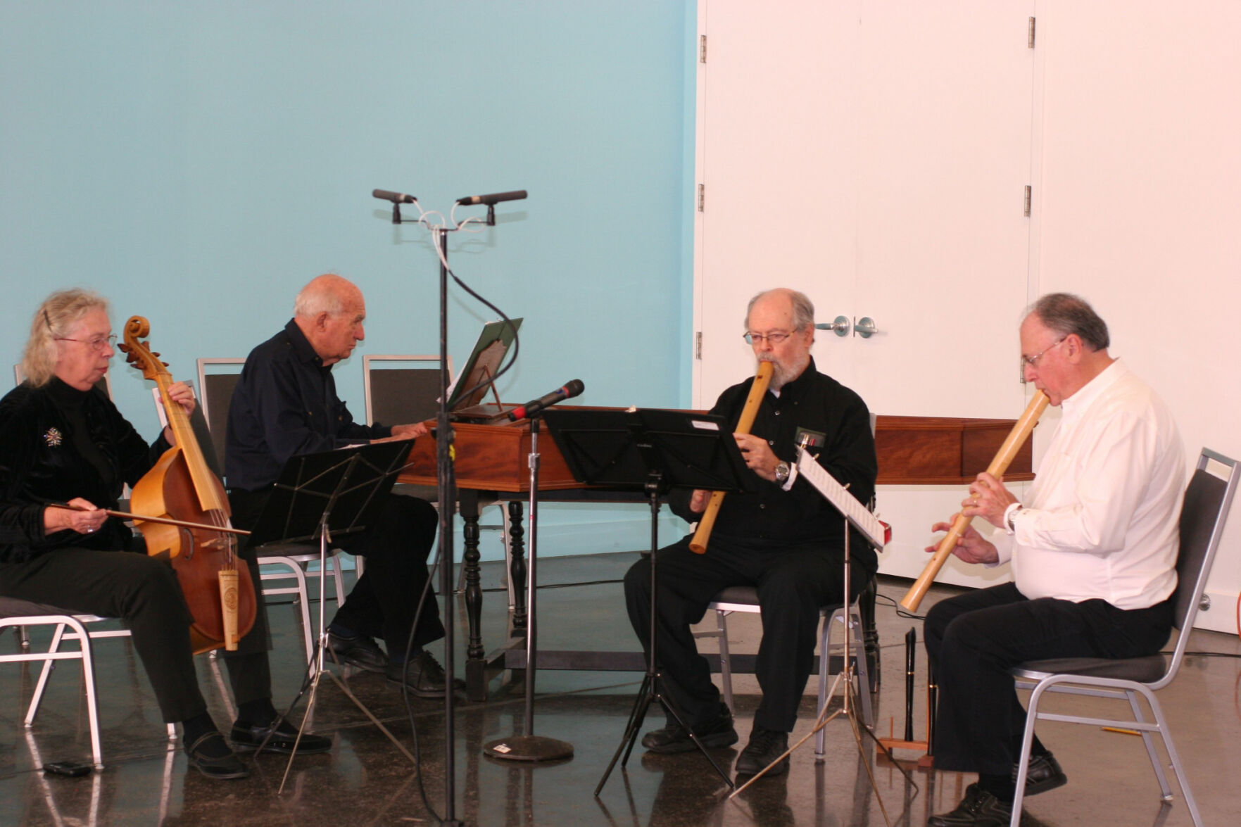 Spectra Musica members performing on historical instruments (1)