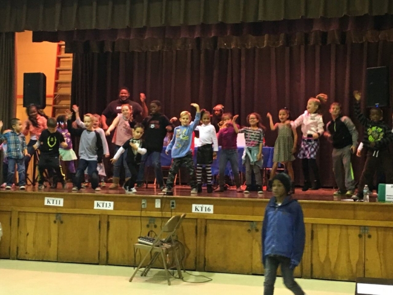 Kisthardt Elementary hosts ‘heavyweight champion of science’ Grand Hank