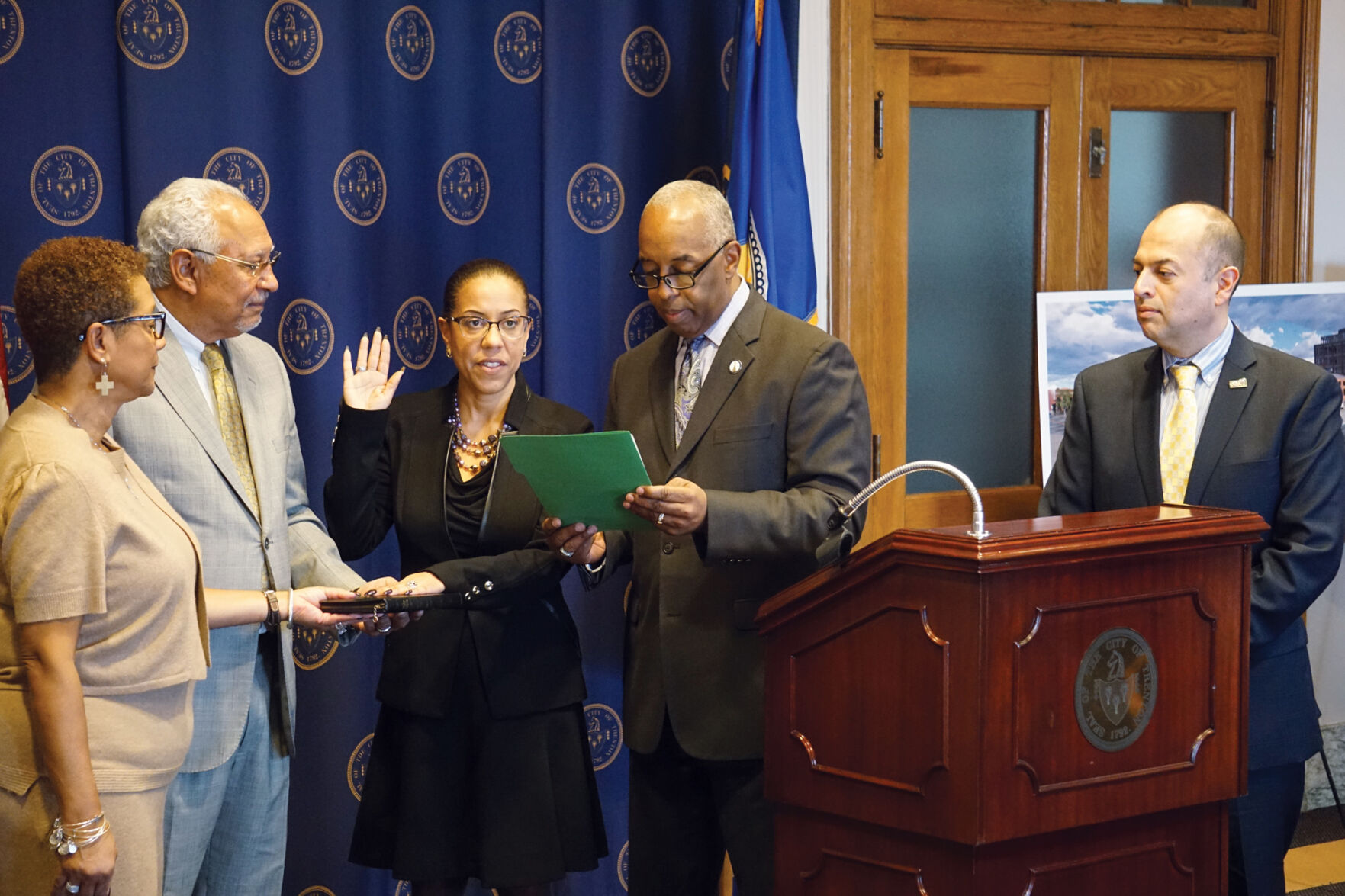 Heather Watson (center)