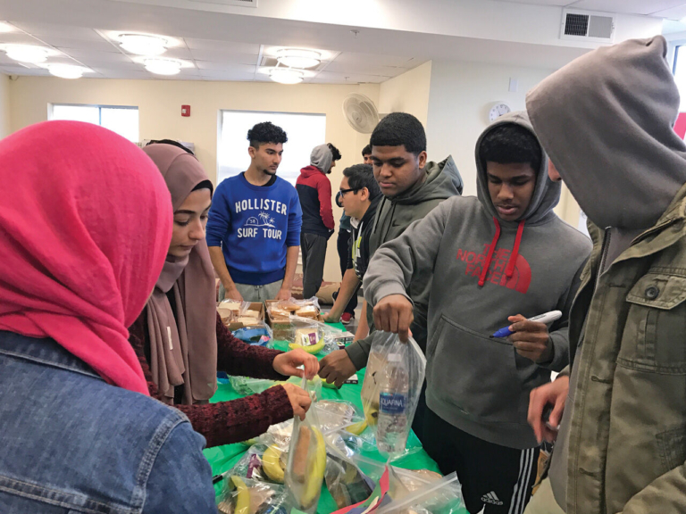 Young Muslims help the homeless