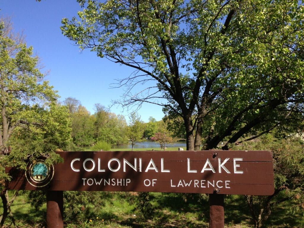 2013-05-04_15_21_24_Sign_for_Colonial_Lake_in_Lawrence