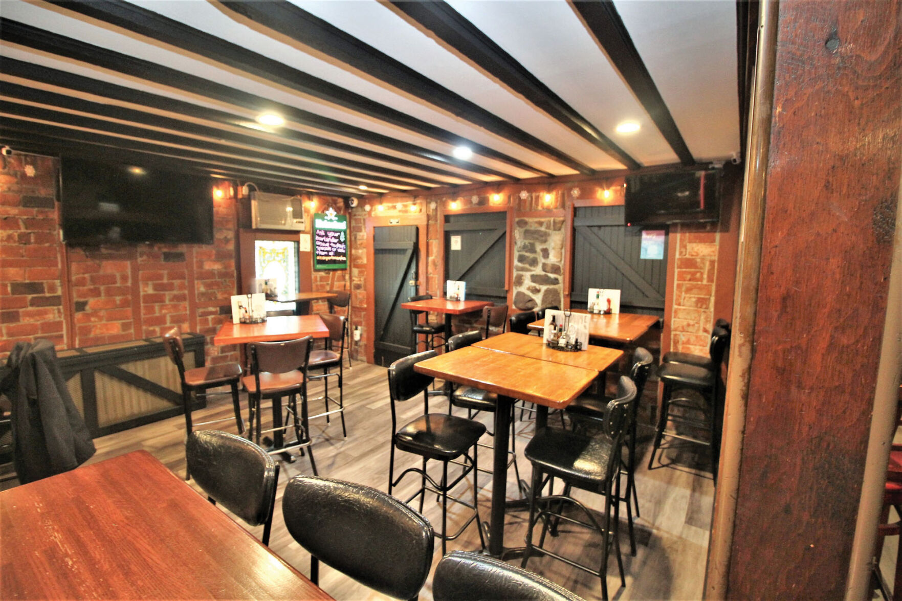 airport inn table seating.jpg