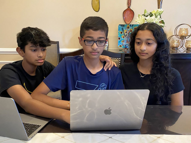 Teens create app to help people suffering with IBD