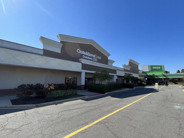 Crate & Barrel Outlet Signs Lease at Mercer on One