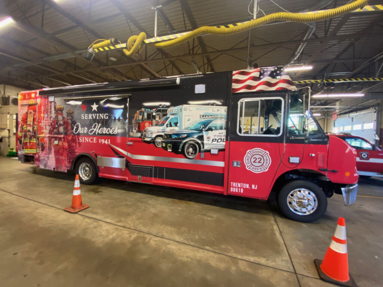 Volunteers keep Signal 22 canteen unit rolling