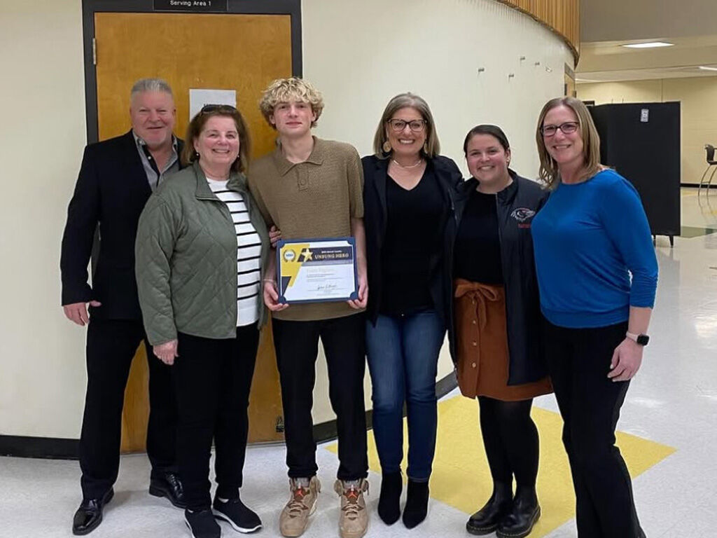 Frank Pagano Accepts Unsung Hero Award