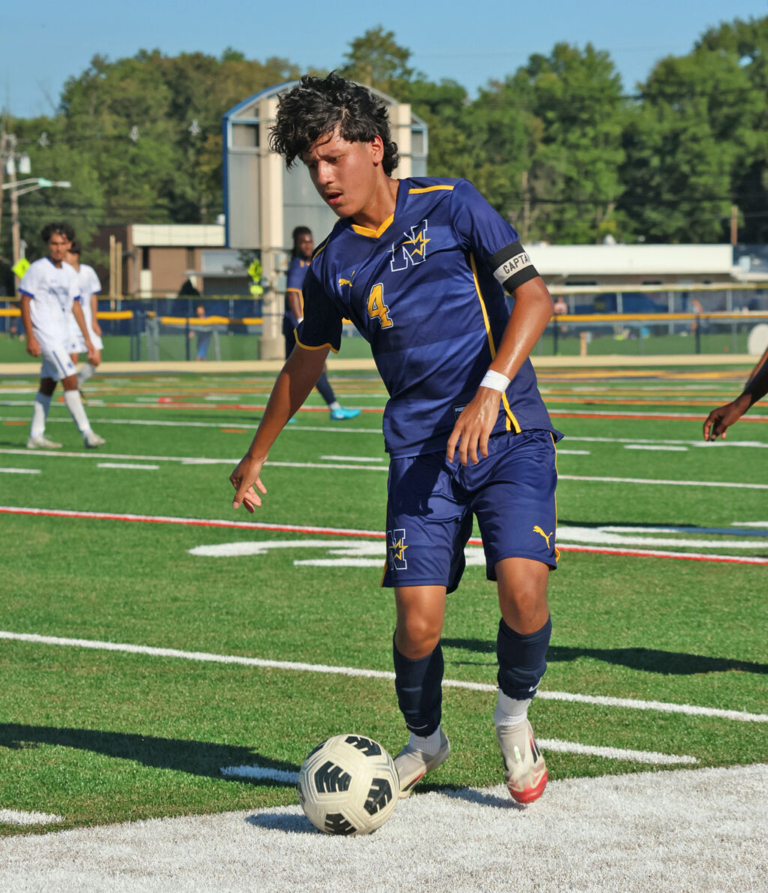 Andres Menendez keeps things together for Northstars’ soccer